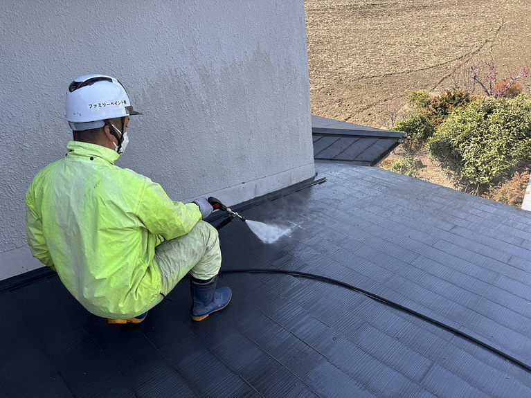 コロニアル屋根洗浄中３